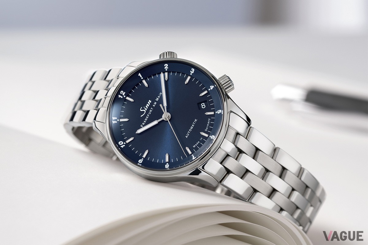 ダイヤル外周の回転ベゼルにより第2時間帯を把握できる