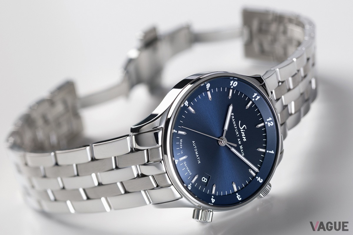 繊細な光沢が美しいダイヤル