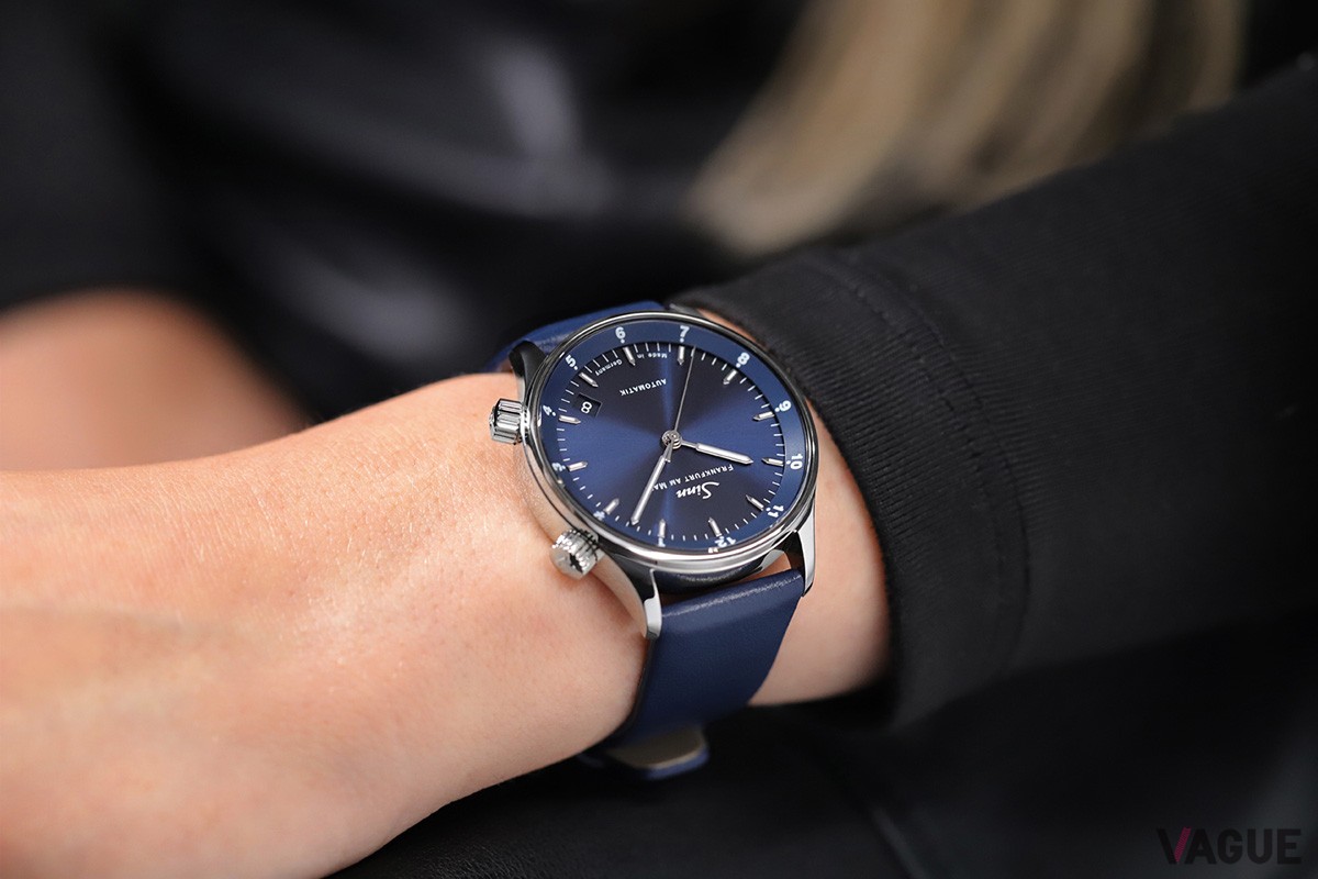 こちらもダイヤルにはサンレイ装飾を。ブルーのレザーストラップも付属する