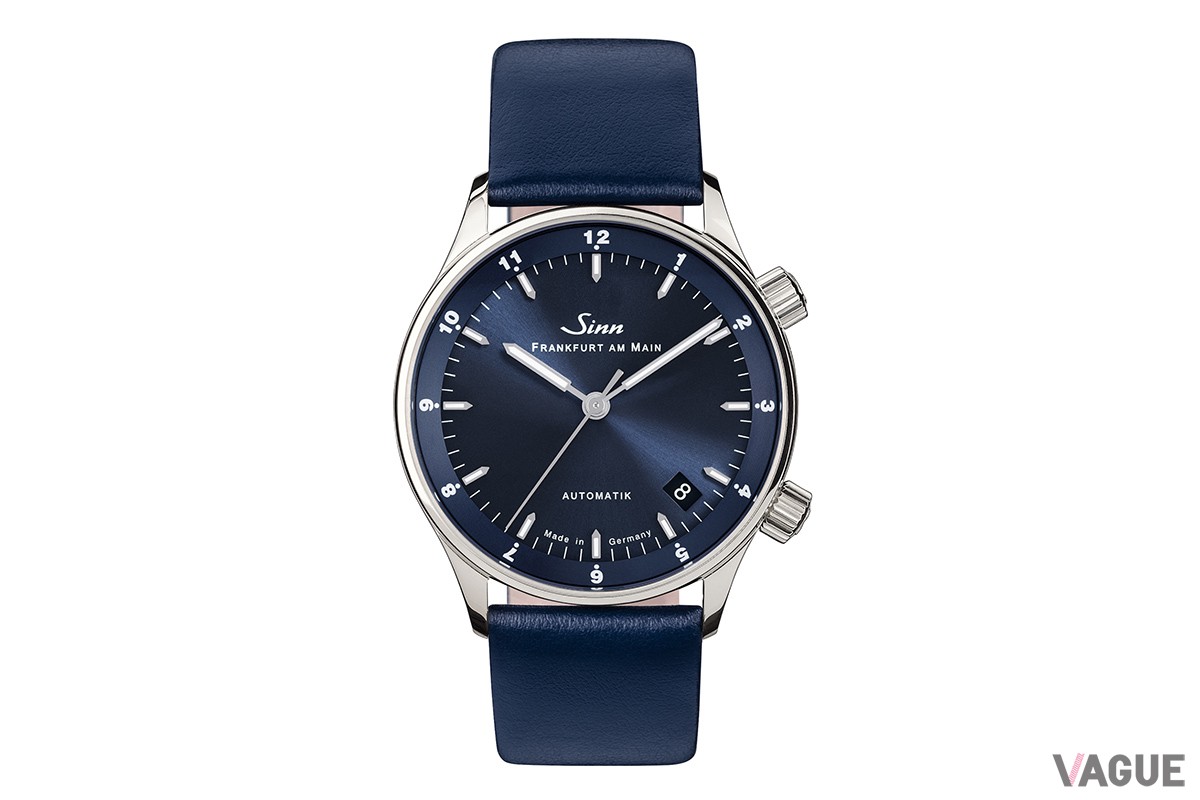 ブルーのカーフストラップを付けた姿