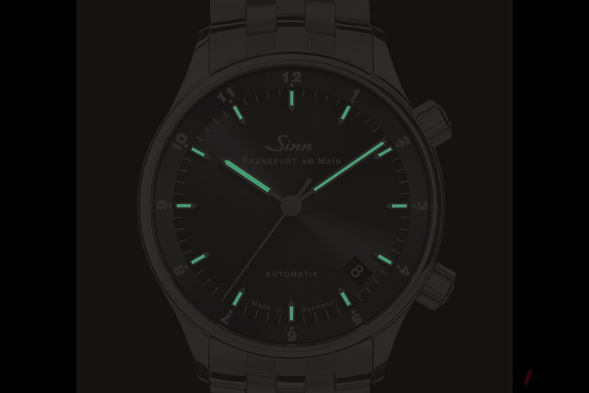 針とインデックスが必要最小限で発光する