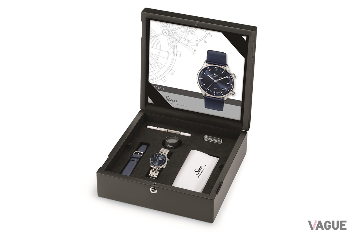 こちらも工具やルーペ、クロスが付属する