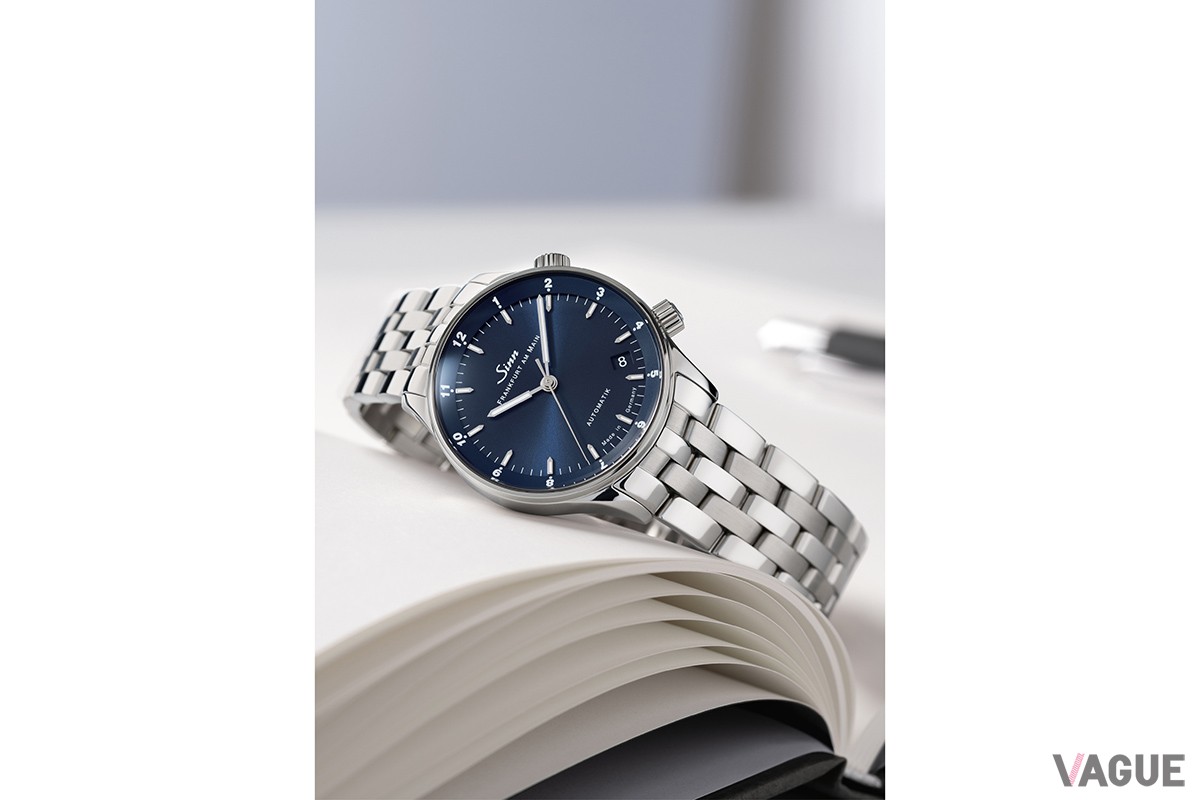 ダイヤル外周の回転ベゼルにより第2時間帯を把握できる