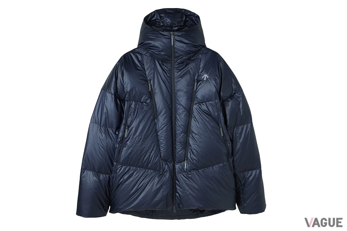 「BRIGHT DOWN PARKA」のグラファイトネイビー（NV01）。この一着だけでサマになる佇まい