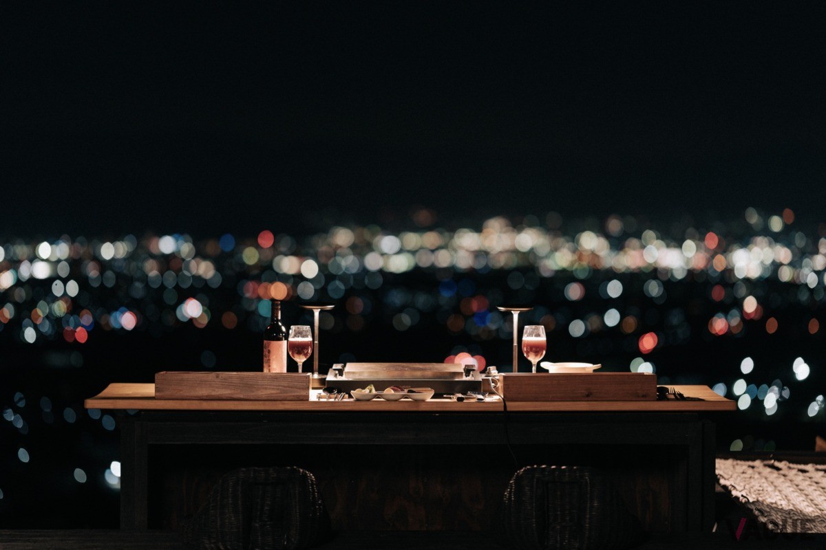夜景を眺めながら楽しむディナー