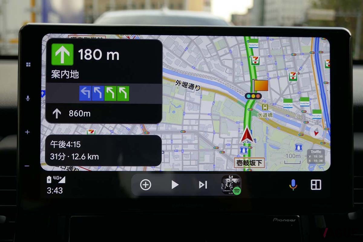 Android AutoやCarPlayでは、イラストのある交差点拡大図だけを表示。それ以外は写真のように矢印だけとなる