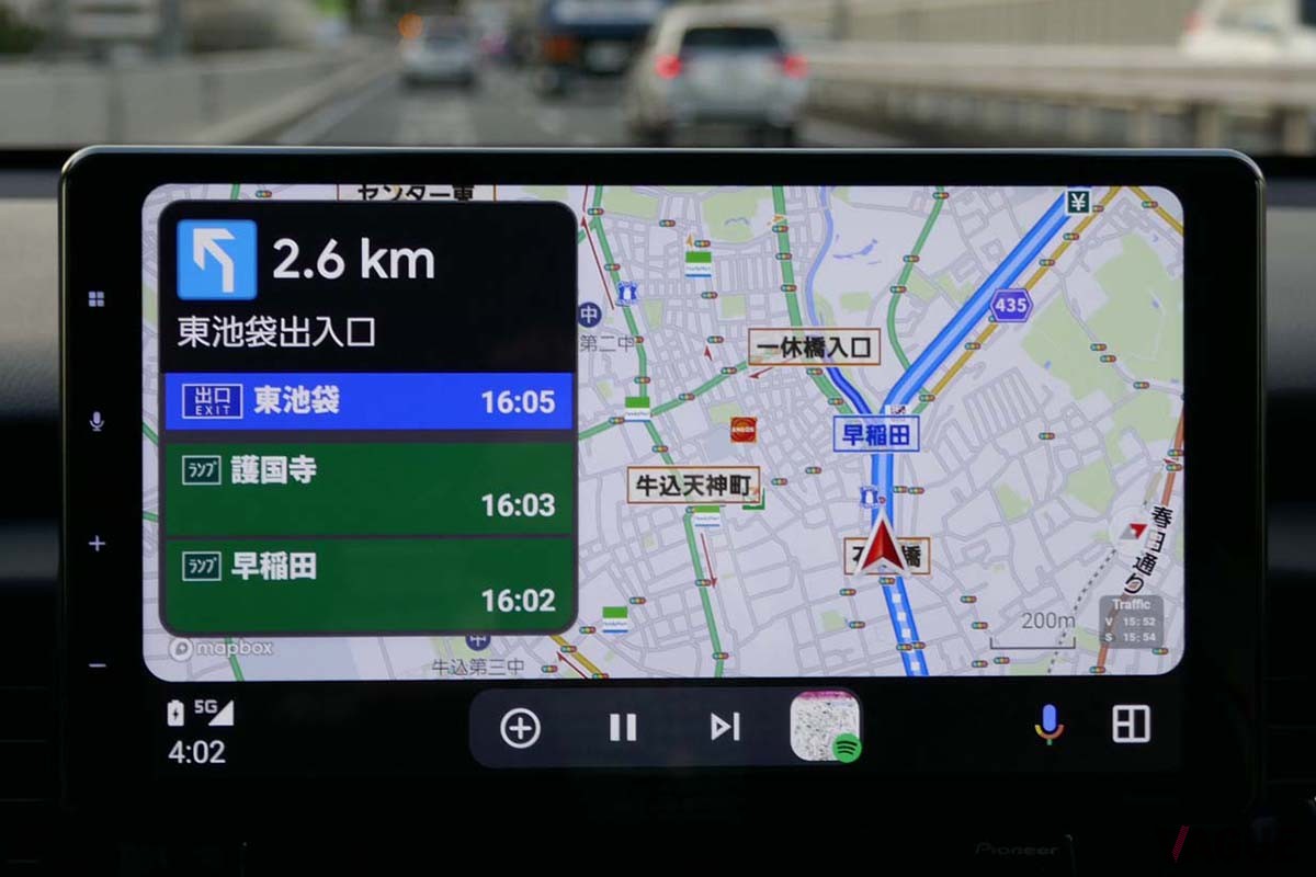 高速道路では、これまでのパイオニア製ナビと同様、ガイド線をブルーで表示。施設リストにはSAの施設表示も行う