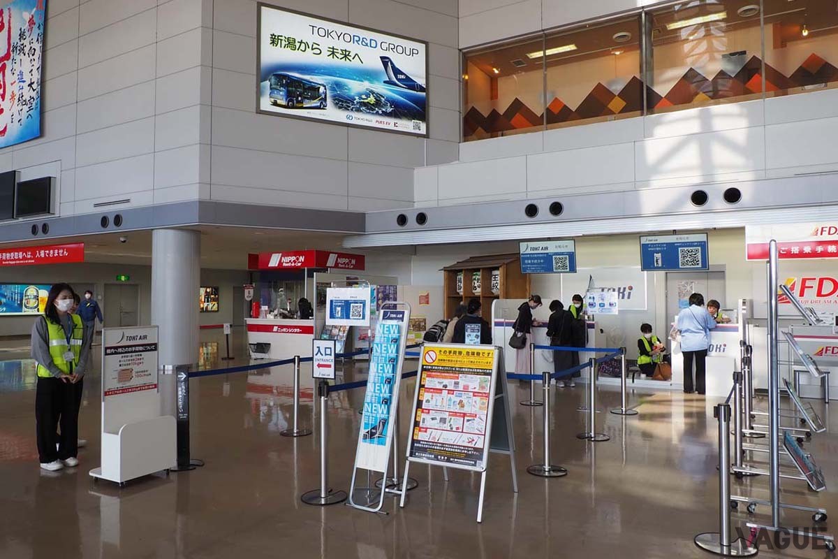 新潟空港にあるトキエアのチェックインカウンター