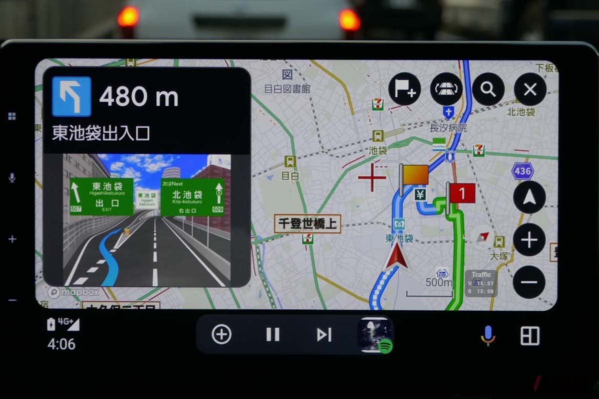 画面をタッチすると、画面周囲の操作キーが現れる。立ち寄り地点の追加や道路切り替えなどもここから操作できる