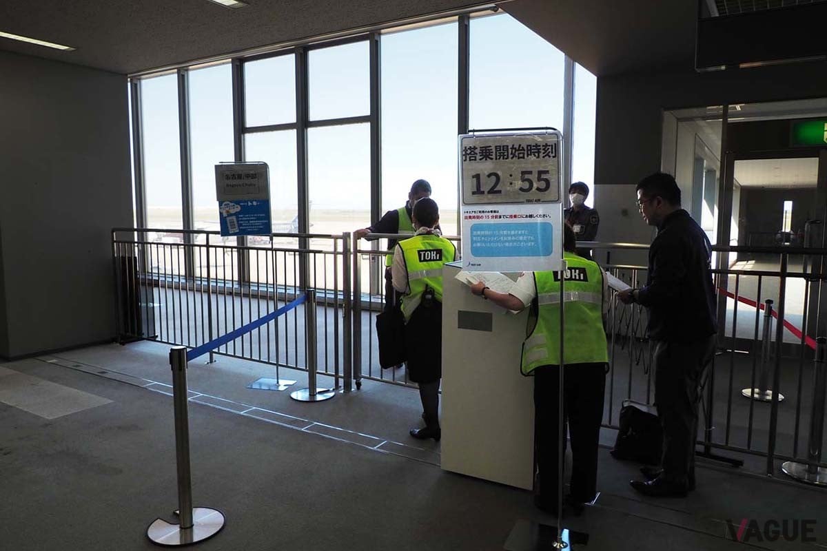 トキエアの搭乗口はLCCに近い設備で行われていた。地上ハンドリングは日本航空スタッフが担当
