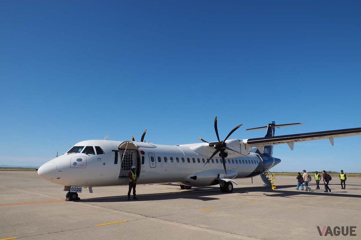 ATR72-600(JA02QQ)は後方から搭乗する。カーゴフレックスで荷物容積を増やすことができる仕様とした