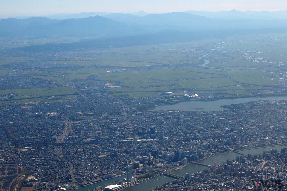 新潟市内を一望。中心部を流れる信濃川には萬代橋も確認できる