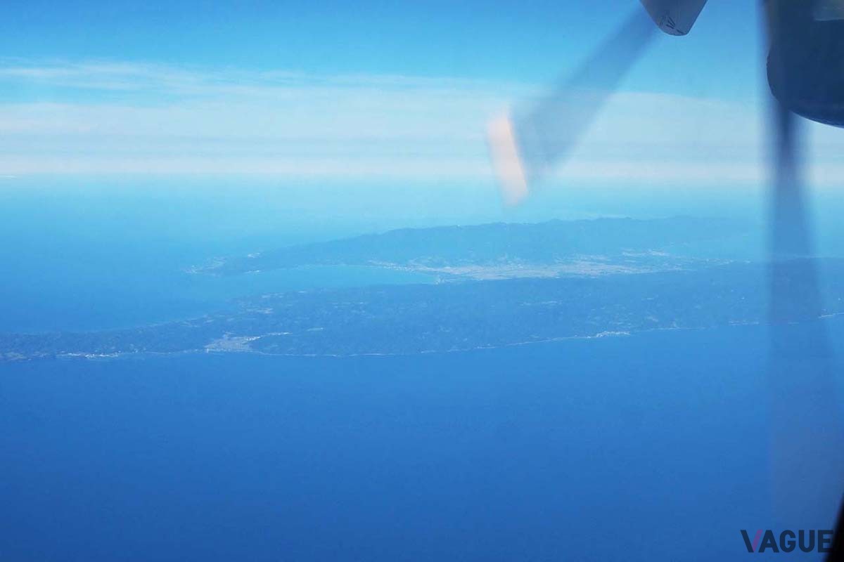 進行方向右側の席からは佐渡島の全景を捉えることができた