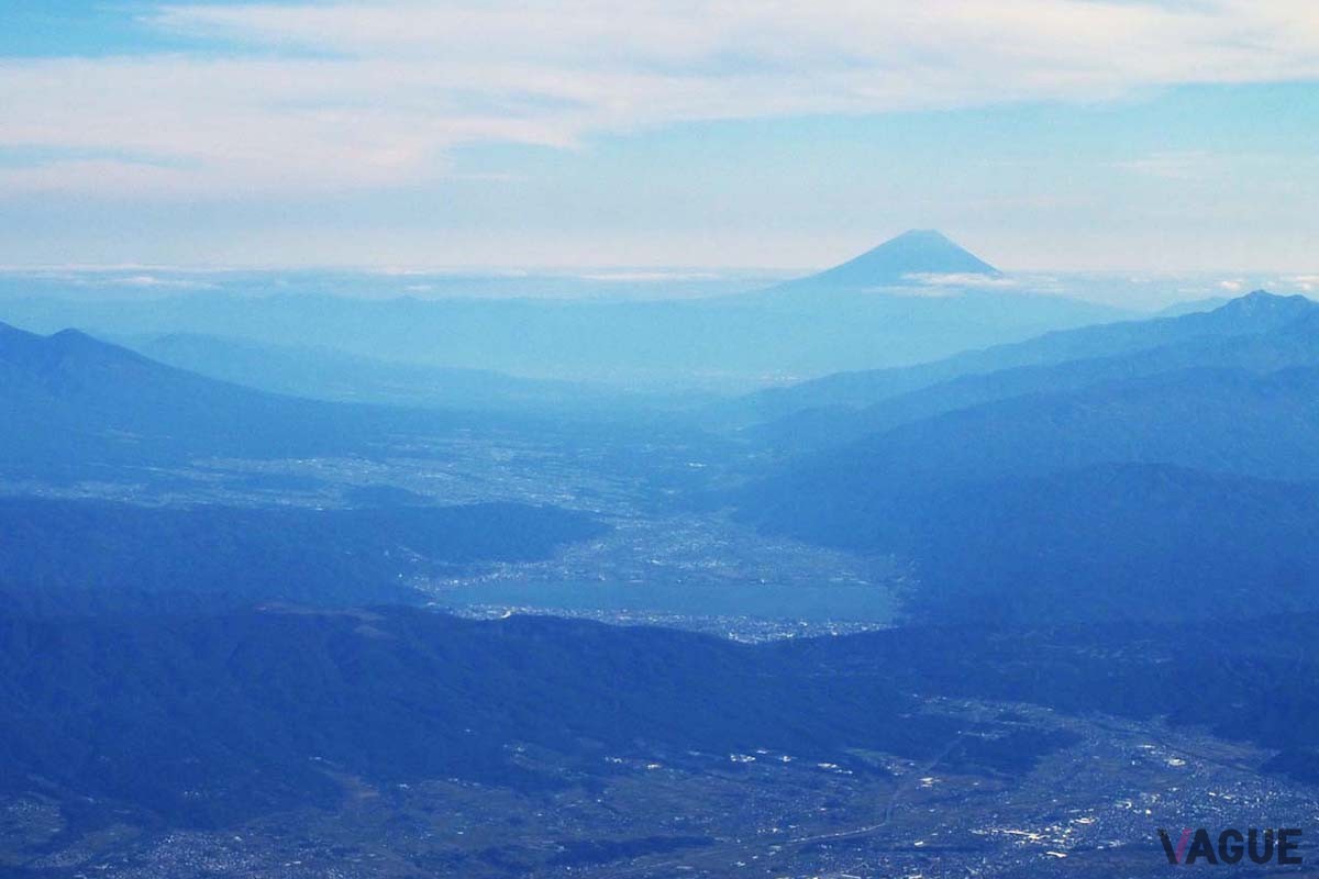 手前の松本市の向こう側には諏訪湖が見え、その先の遠くには富士山が見えた