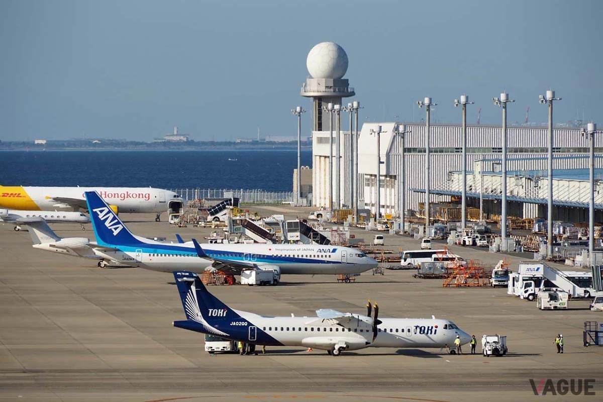 中部国際空港に到着したトキエア「BV403」便(手前)は、折り返し「BV404」便となる
