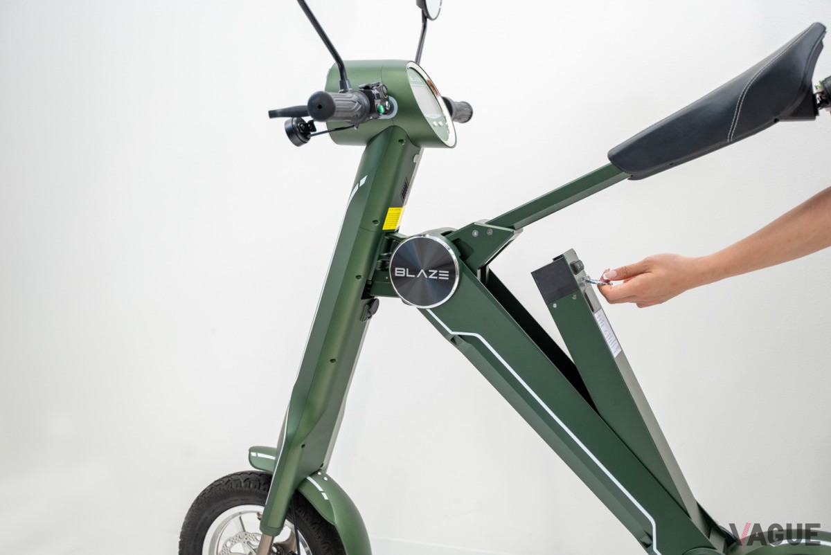 車体から簡単にバッテリーを取り外せる