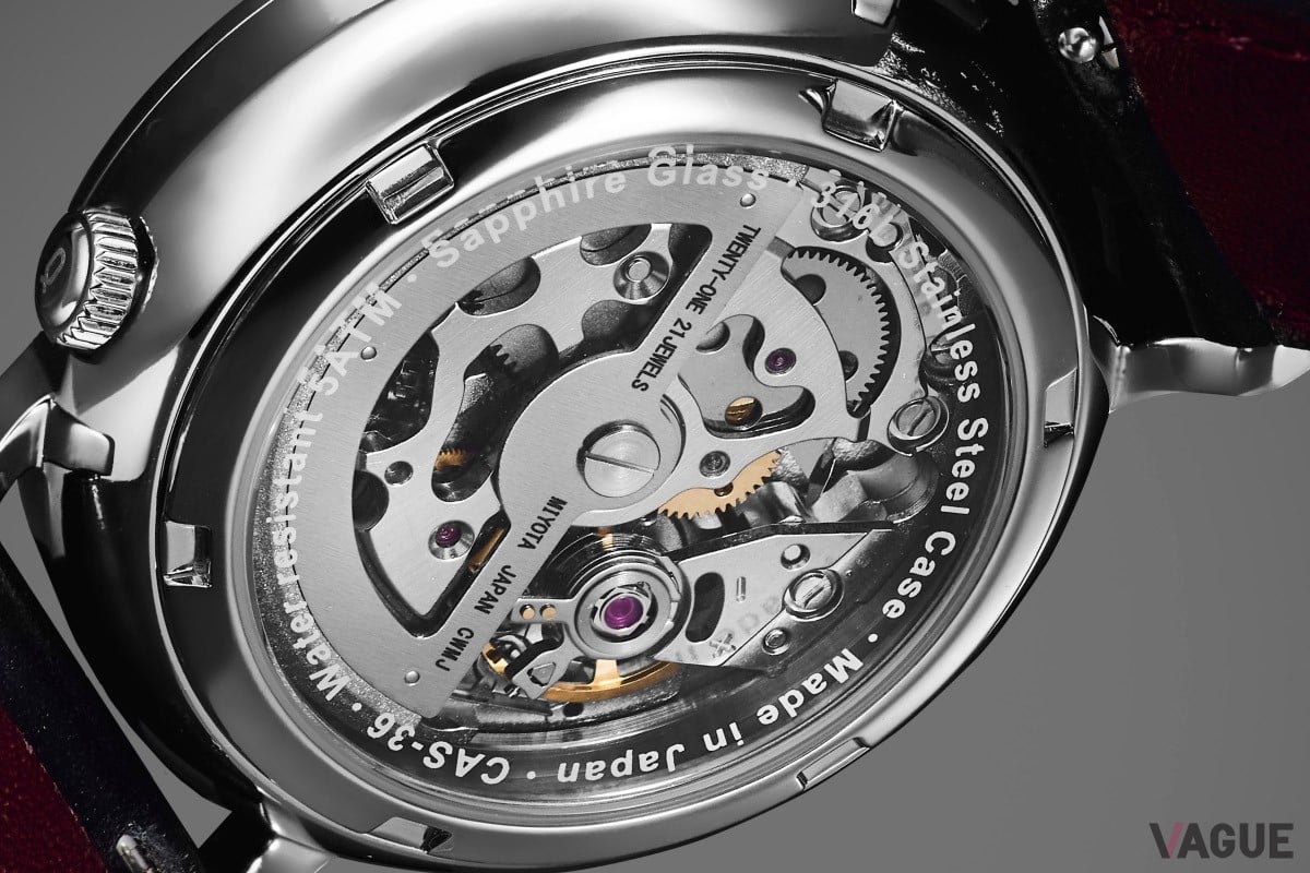 機械式と言えばもちろんシースルーバック。ムーブメントはMIYOTA cal.8N40を備えている