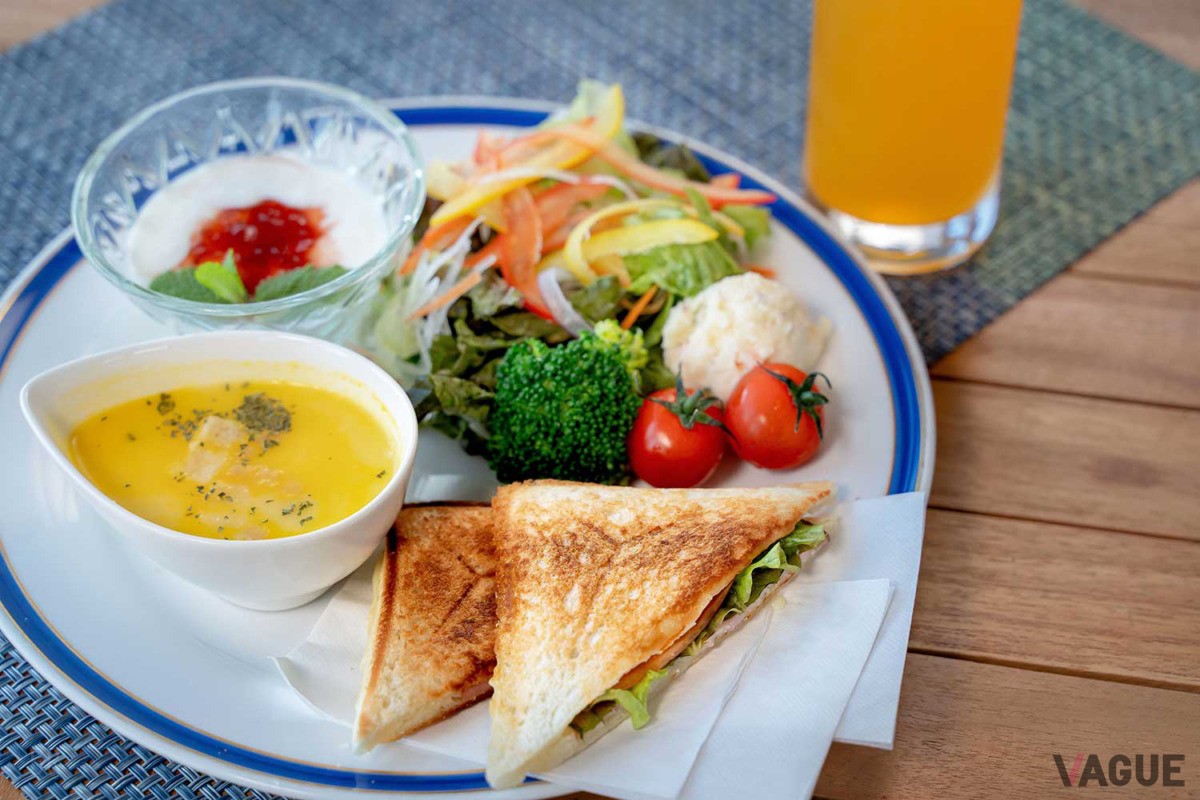 爽やかな朝を楽しむホットサンドプレートの朝食