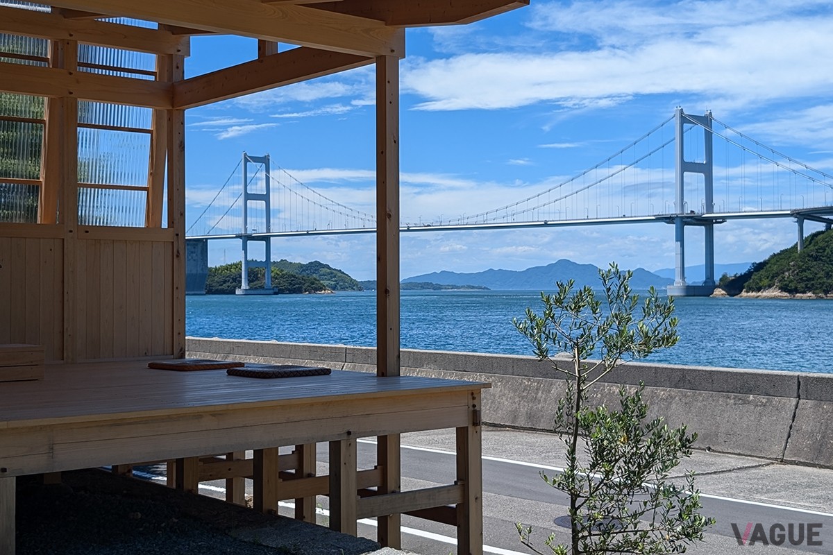  穏やかな海と橋が広がる絶景の立地