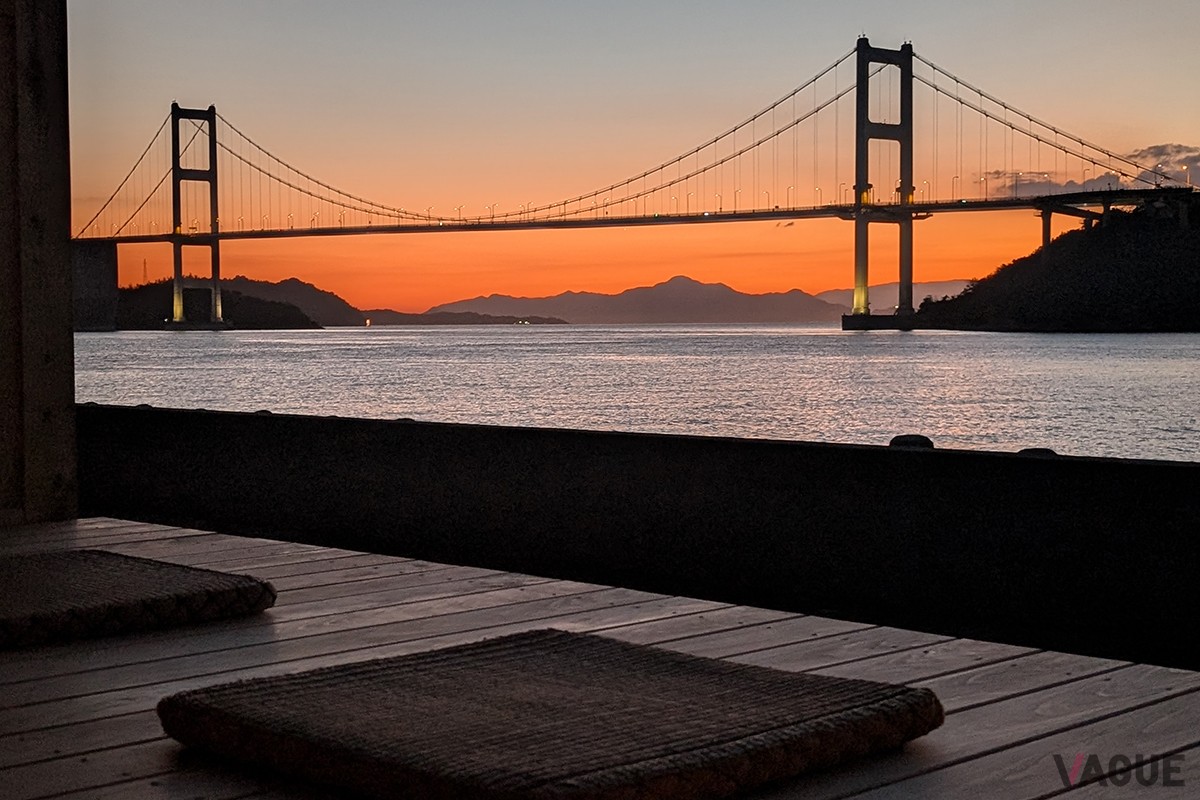  穏やかな海と橋が広がる絶景の立地