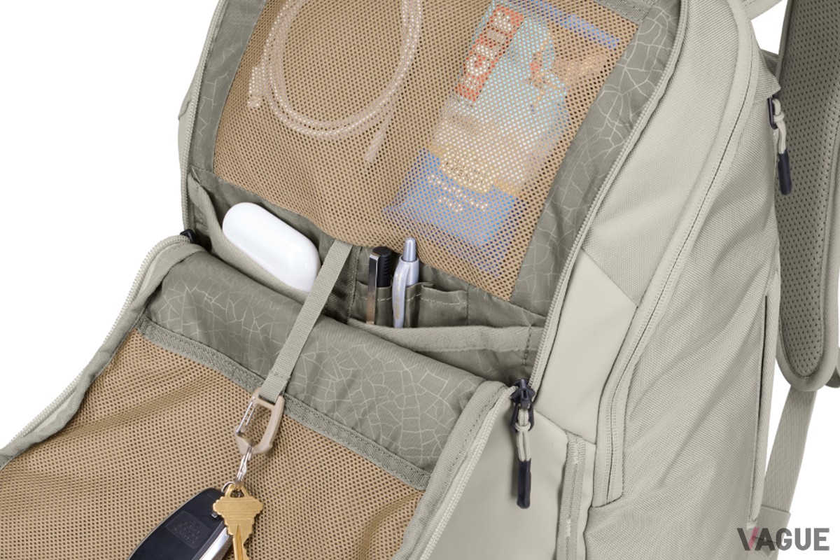 小物を整理できる大型メッシュポケット