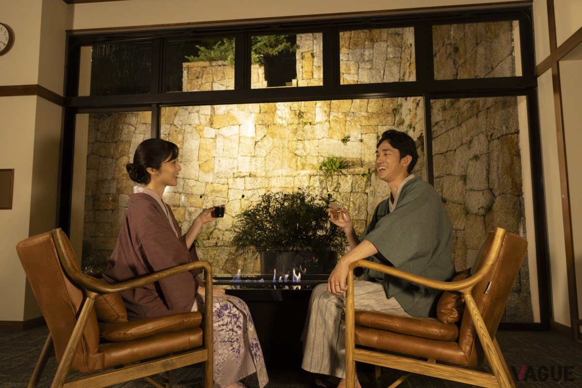 中心には暖炉を配し、揺らぐ炎が癒しの時間を演出