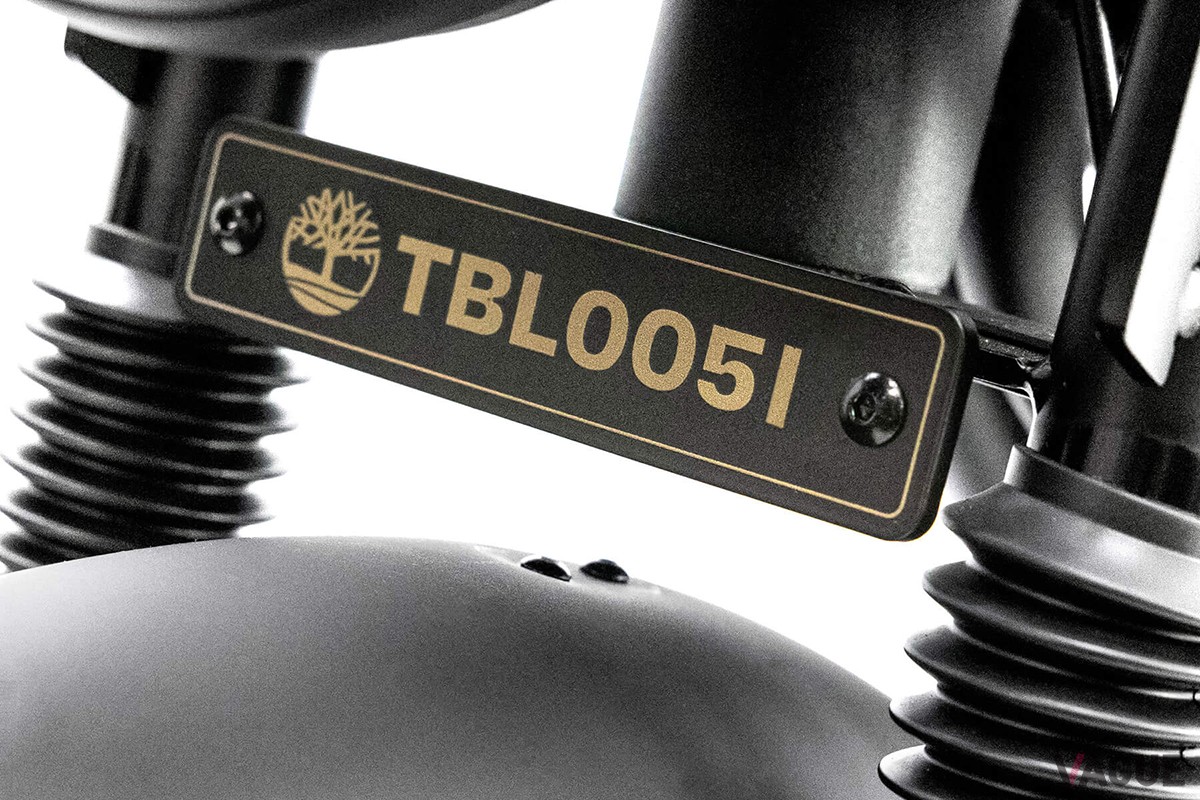 「TBL0001」から「TBL0051」までのシリアルナンバーが刻印