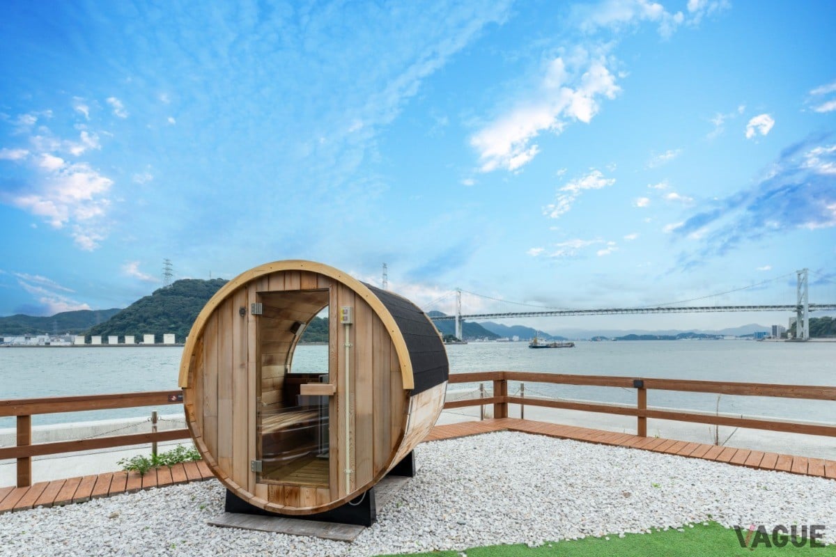 目の前に広がる海や関門海峡を眺めるバレルサウナ