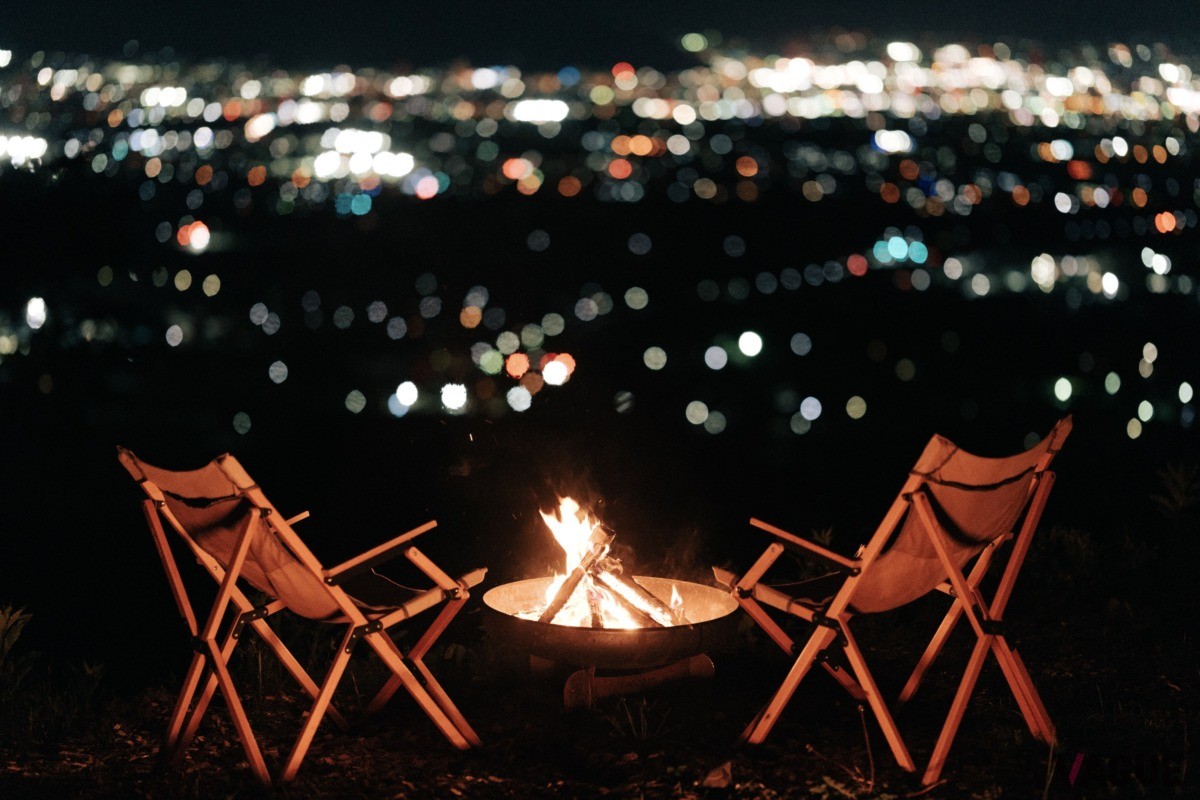 夜景を眺めながらゆっくりとする焚き火