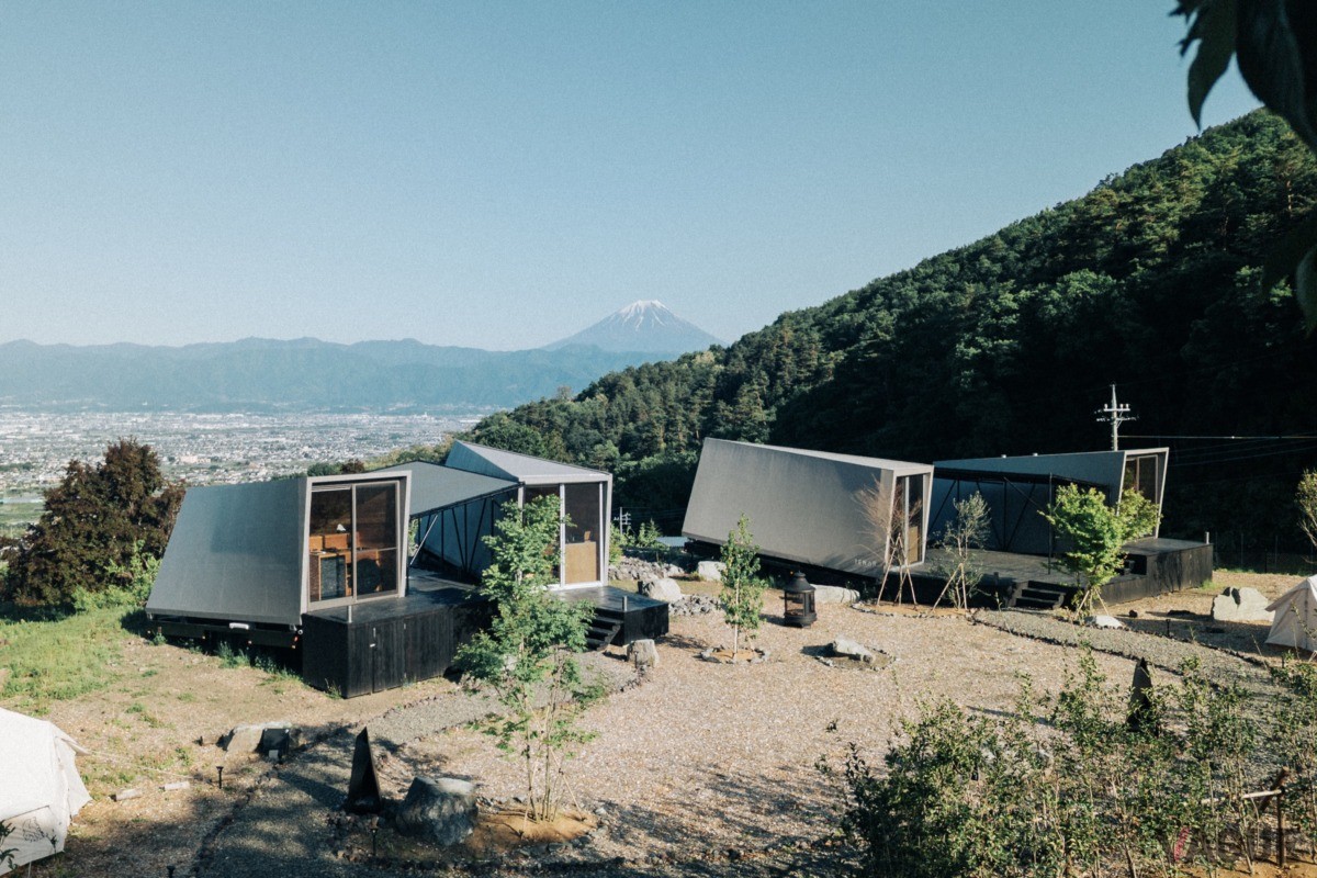 甲府盆地の街並みと富士山を望む絶景のロケーション