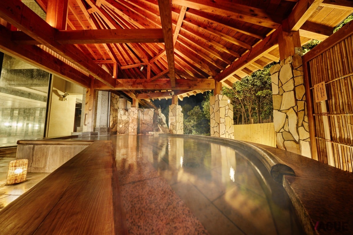 日本三大霊山を望む絶景！ 片山津温泉に位置し肌すべすべの湯が自慢の