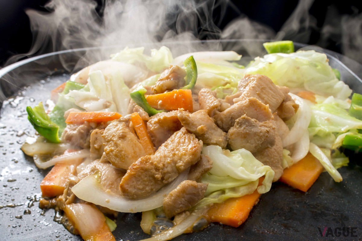 イチオシは野菜と特製のタレを絡め、焼きながら食べる下呂市の郷土料理「鶏ちゃん焼き」