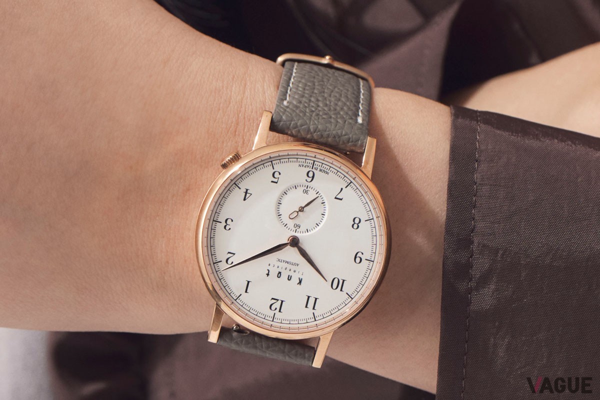 優美なローズゴールドのケース。シルバーとは価格も異なるのでご確認を