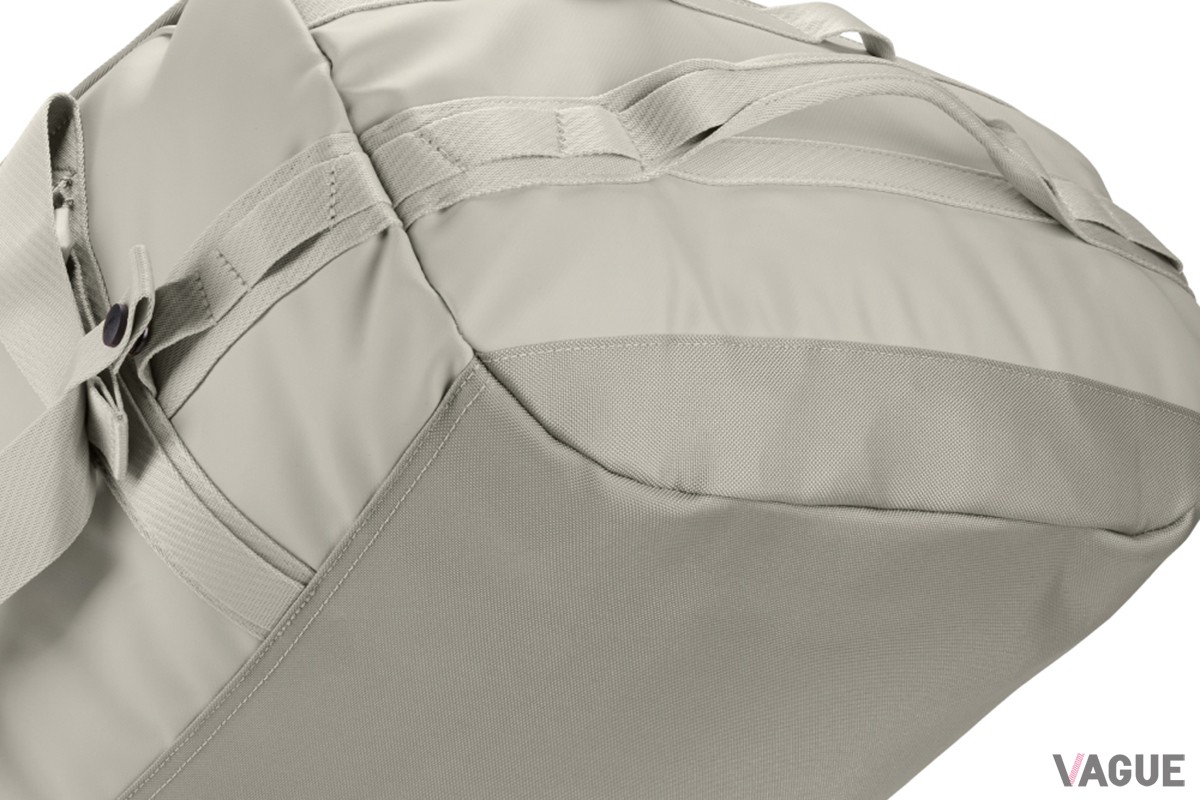 底部にはパッドを配し、バッグを置く衝撃からギアを優しく保護