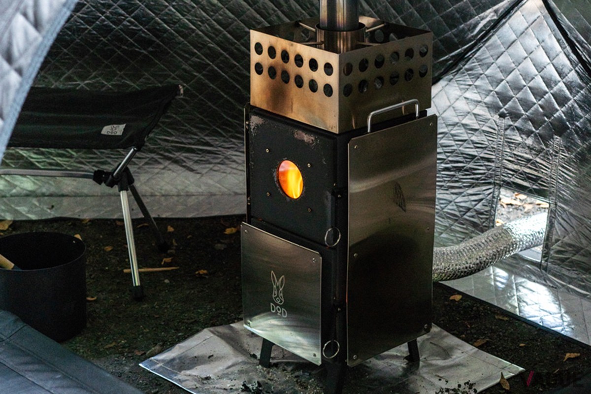 少ないスペースでも4人が入れるようにするため、サウナストーブを縦型に設計