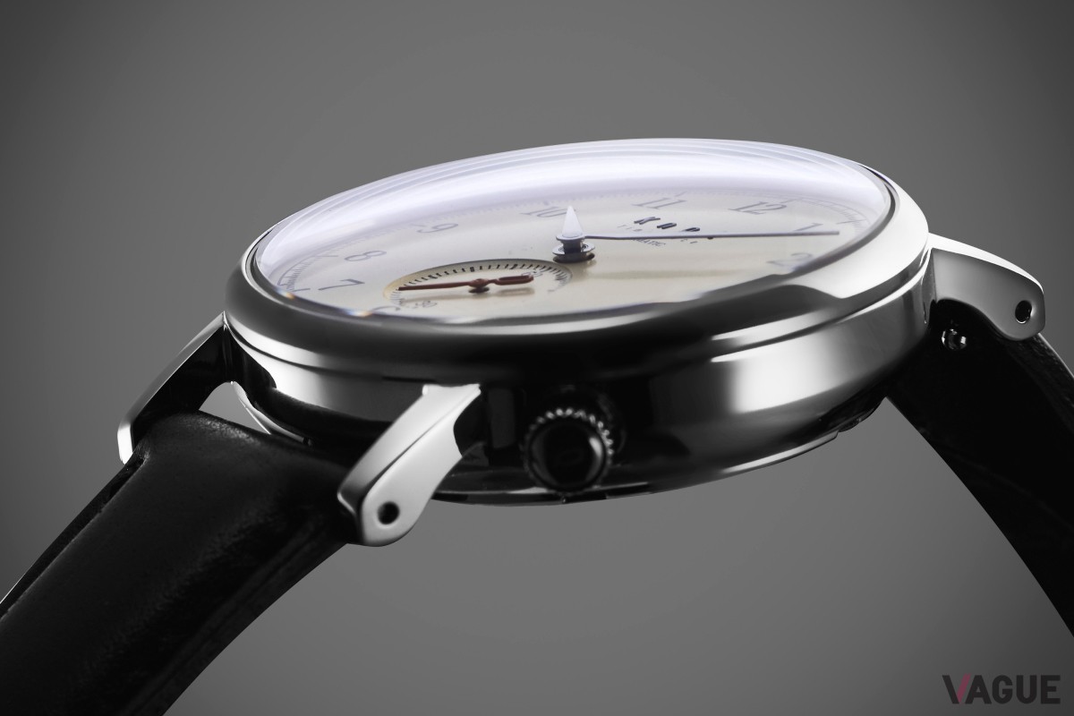 ドーム型のサファイアガラスによる風防。ケースとの一体感を生み出すやわらかな曲線美