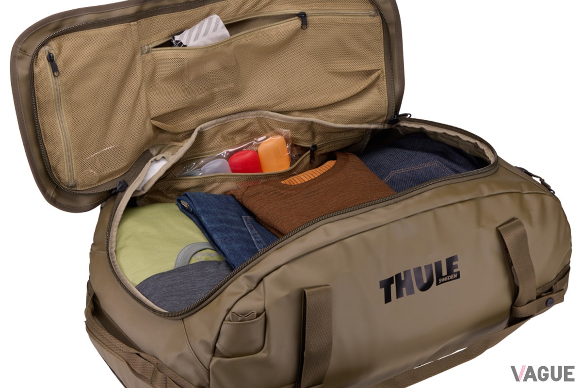 清掃が容易なコーティング生地のメイン荷室内装。中身が見やすい明るいインテリア