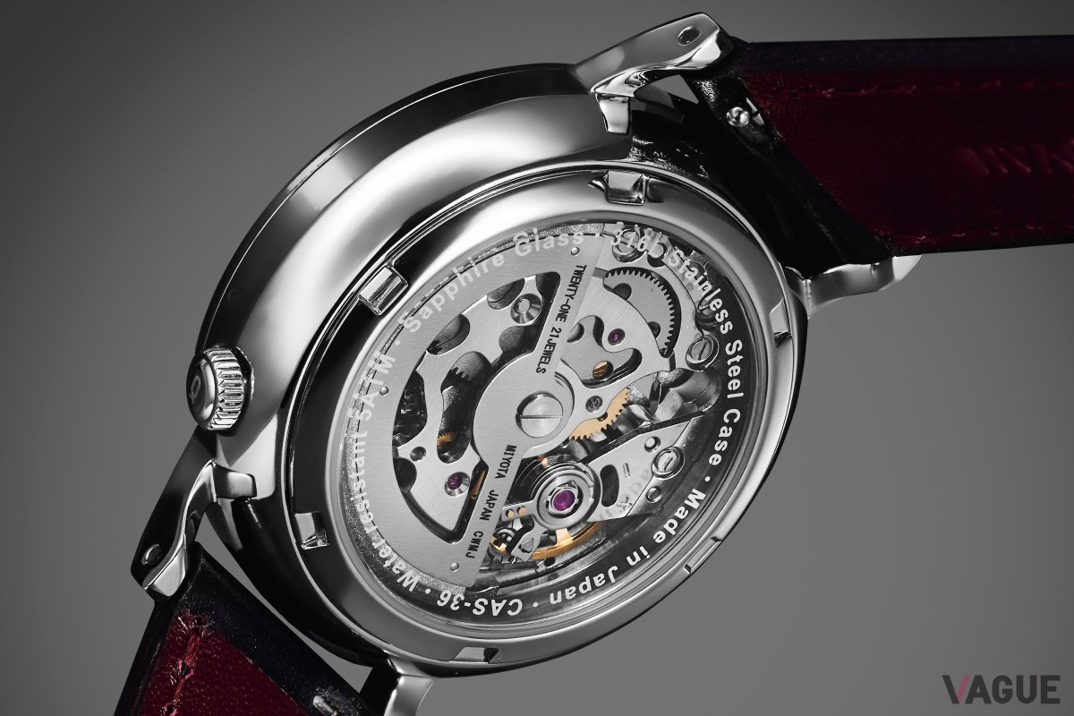 シースルーバックから眺めるムーブメントは機械式ならではの楽しみ