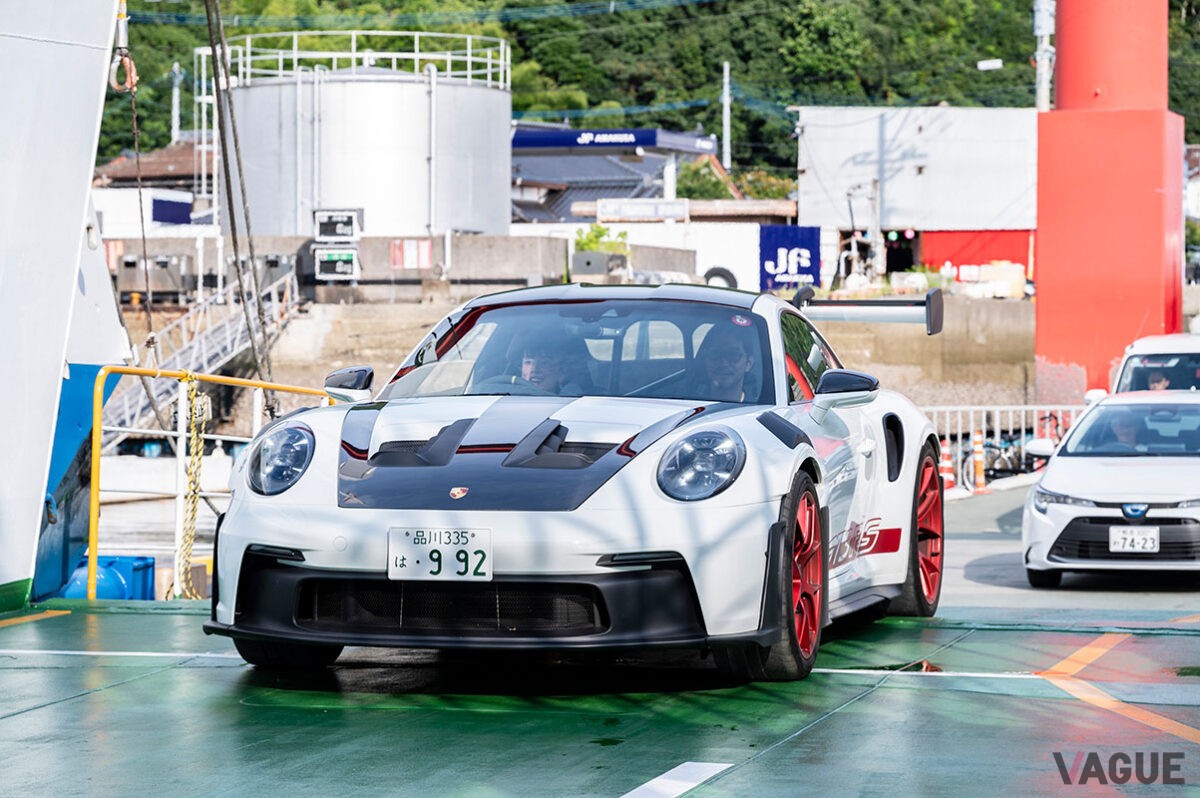 熊本県天草市の離島・御所浦島に「911GT3 RS」と「タイカン クロスツーリスモ」という最新のポルシェ2台が上陸