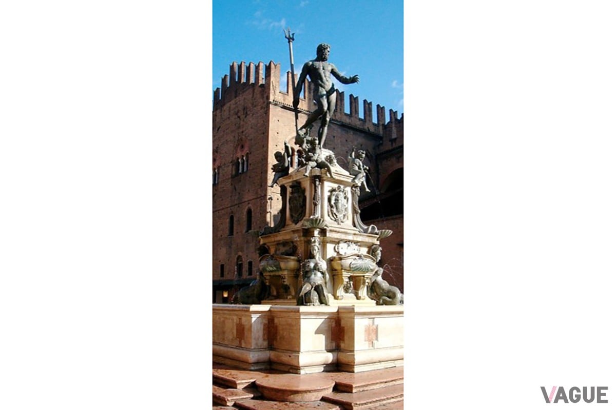 ブランドマーク「トライデント（三叉の矛）」は、ボローニャ市の広場にあるローマ神話の海神、ネプチューン像に由来