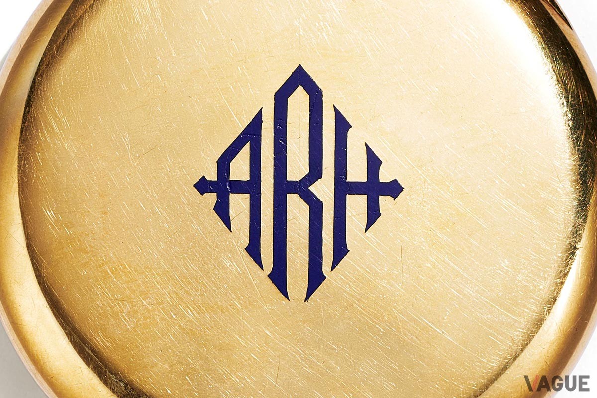 ケースバックには船長のイニシャル「AHR」がエナメル モノグラムで記されている
