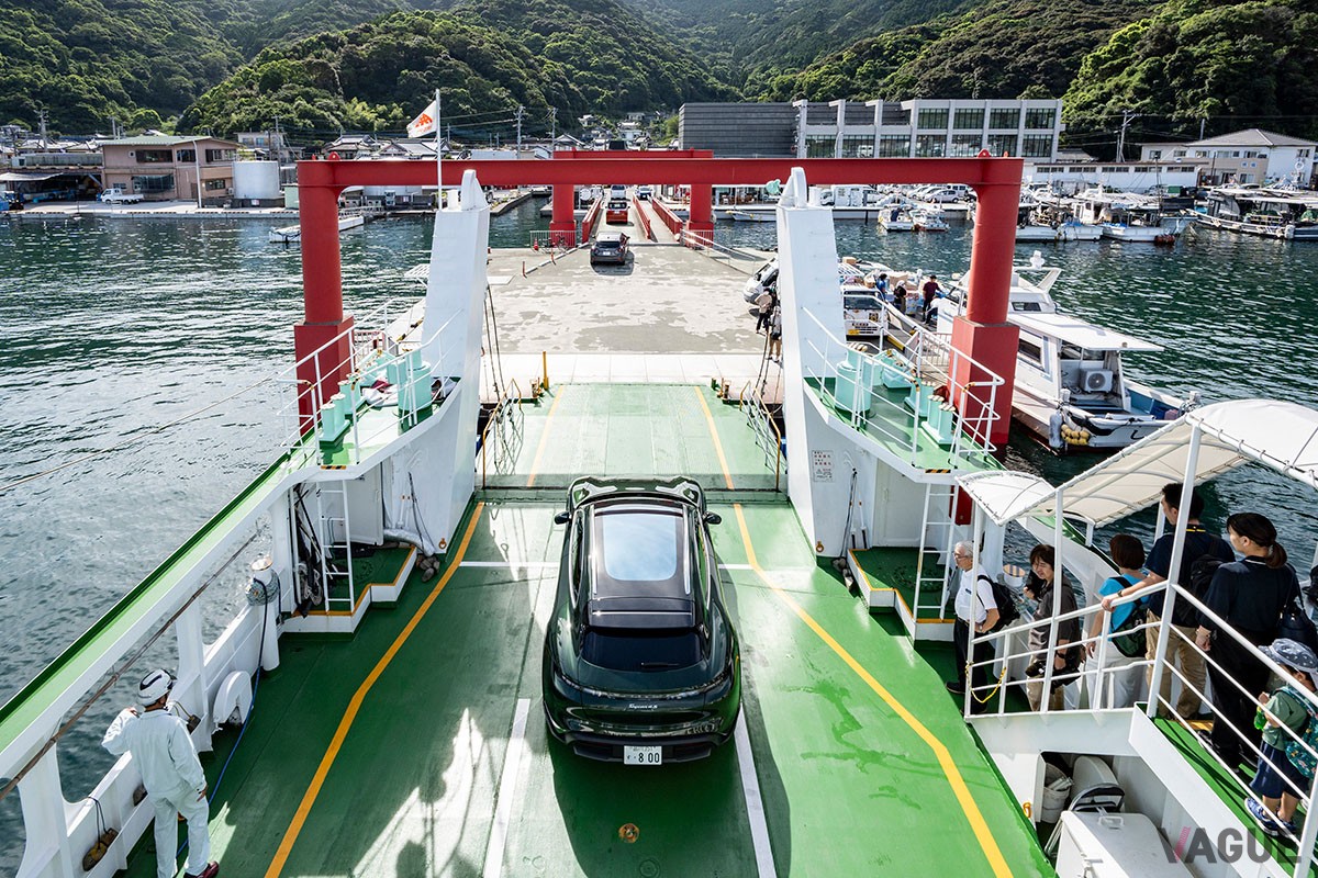 熊本県天草市の離島・御所浦島に「911GT3 RS」と「タイカン クロスツーリスモ」という最新のポルシェ2台が上陸