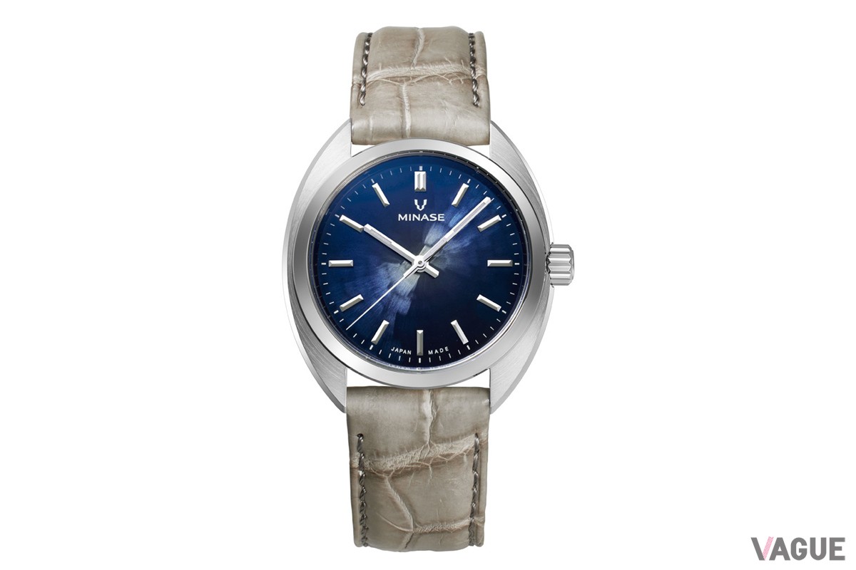 ストラップは選択式でステンレス、革（クロコ・牛革スムース）、ラバカラーから選べる（写真はブルーダイヤル＆クロコ）