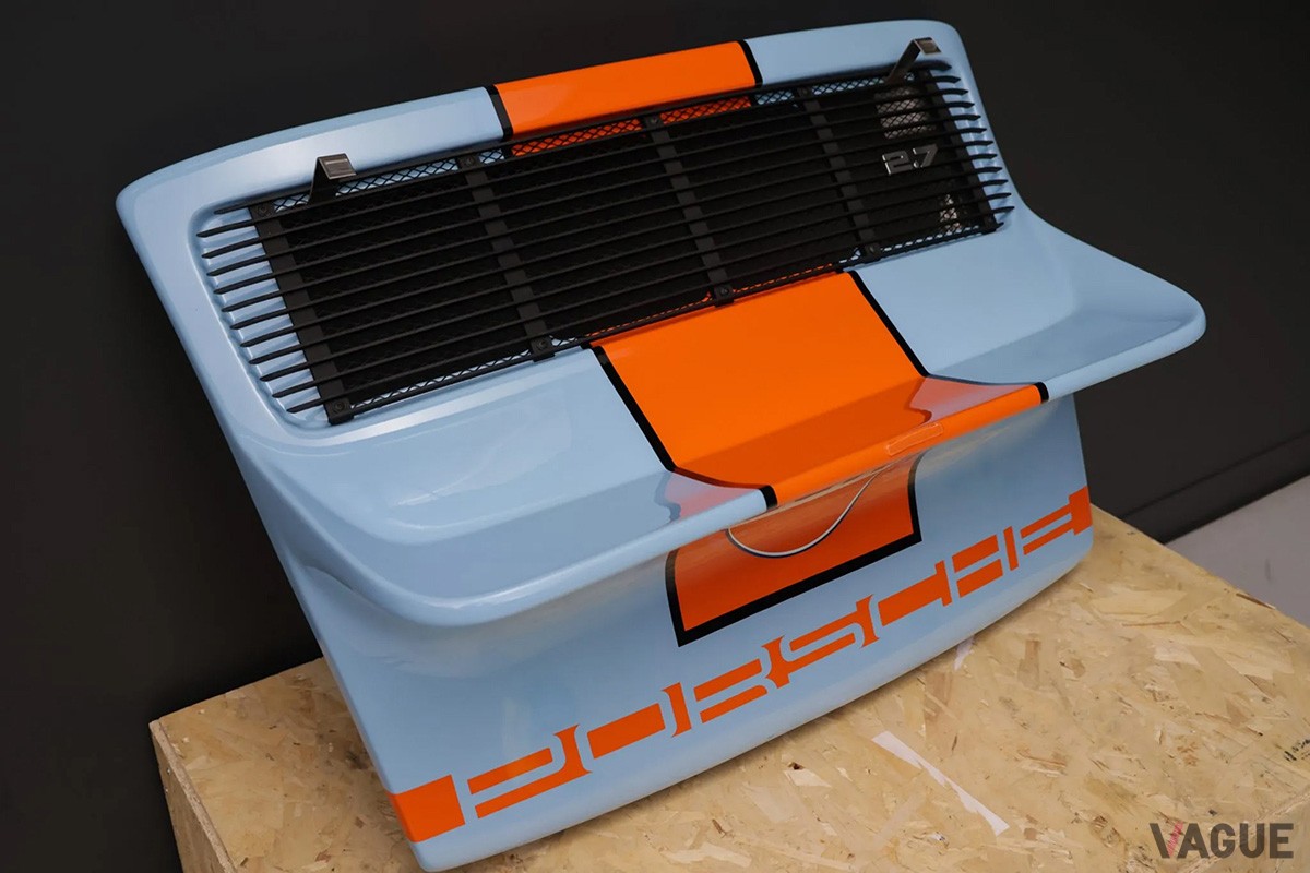 “ナナサンカレラ”風のダックテールスポイラーをアレンジしたコーヒーテーブル。ブルーとオレンジの“ガルフカラー”を採用（C）Bring a Trailer