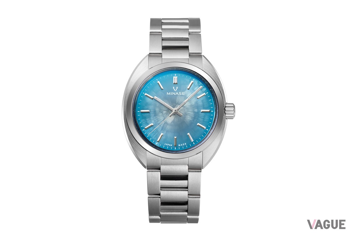 鮮やかな色合いが美しいダイヤルとステンレスブレスレット（アイスブルー）