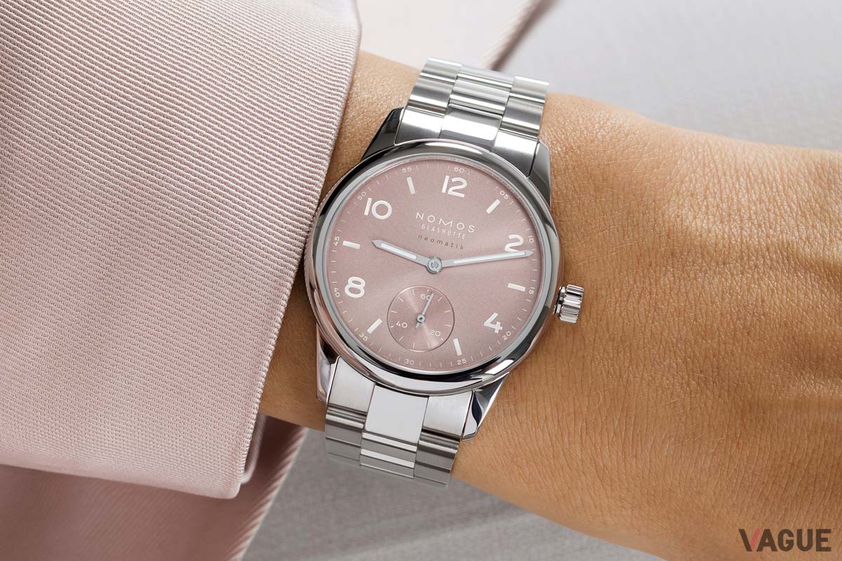 一体型ブレスレットの美しいデザインで、あらゆるマリンスポーツに対応