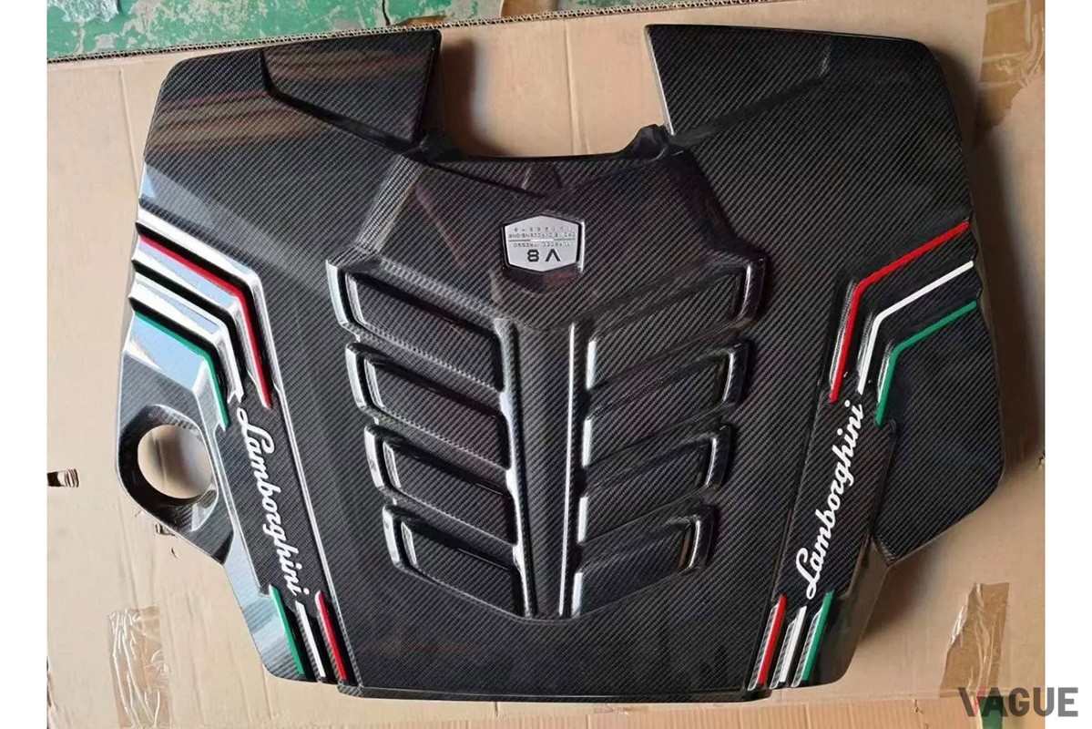 ランボルギーニ「ウルス」のカーボンエンジンカバー（C）Alibaba.com