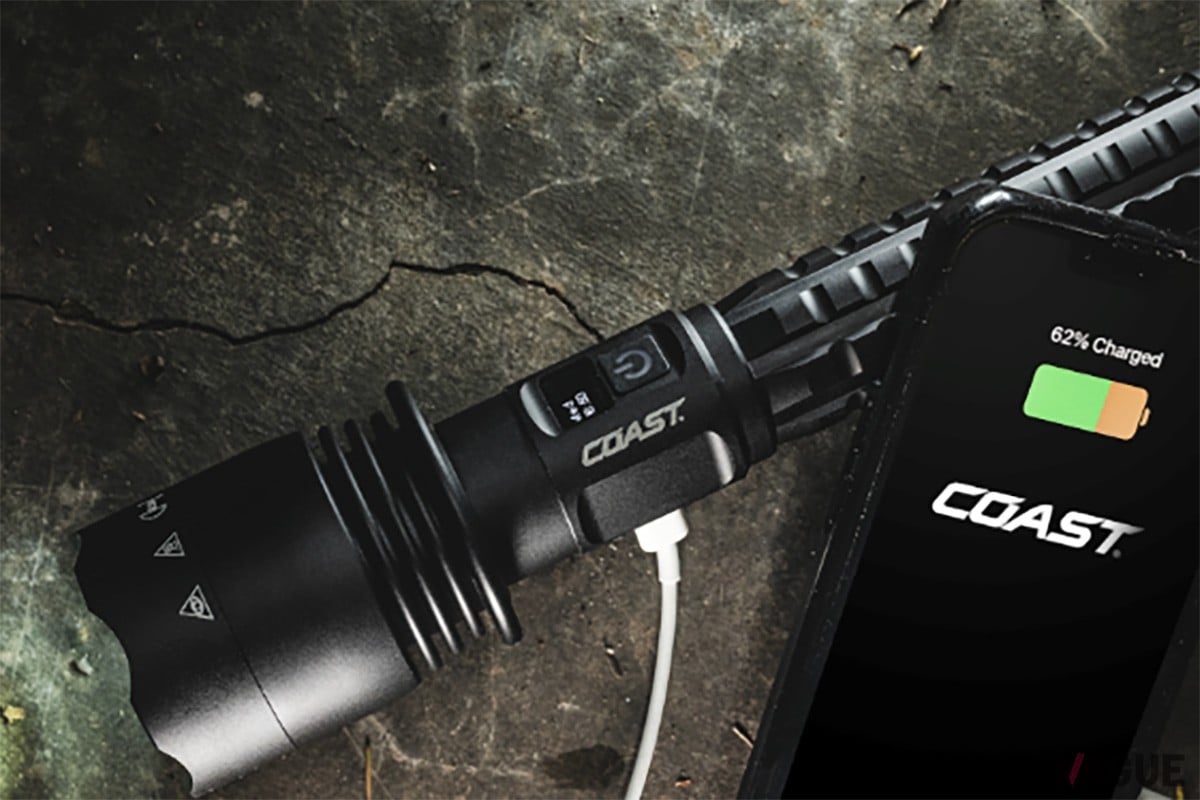 「ハイ」モードで3800ルーメン、「ターボ」では8000ルーメンという明るさ。USB-Cポートからの充電にも対応する