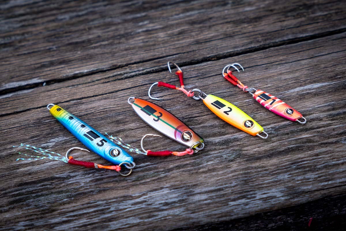 マイクロショアジギング用のジグ。1〜7g程度のものを揃えておくと心強いです。写真は右の3つが「AbuGarcia Salty Stage Micro Jig Flat」、一番左が「AbuGarcia Salty Stage Micro Jig Slim」