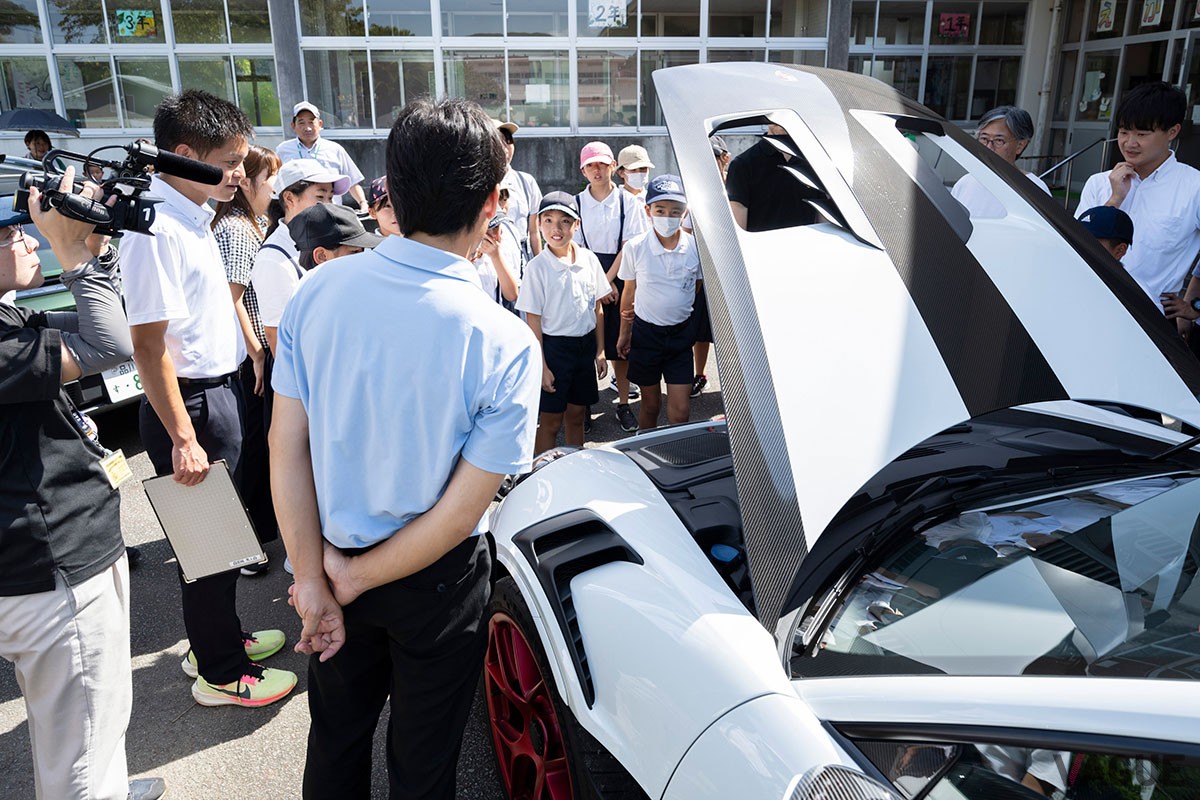 御所浦島では、天草市立御所浦小学校の子どもたちを対象に「LEARN with Porsche」の派生プログラムを開催